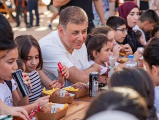 Başkan Tugay, İEF’nin Minik Misafirleriyle Buluştu - YelkenHaber